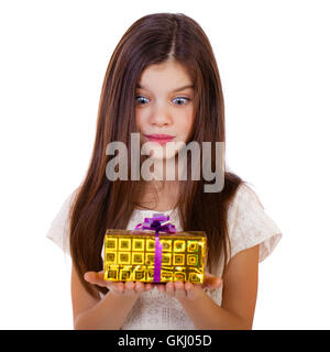 Glücklich lächelnde Mädchen halten und ein Geschenk für Weihnachten und Geburtstag isoliert auf weißem Hintergrund Stockfoto