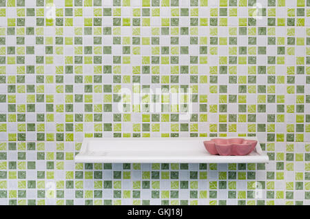 Green Square Fliese Wand mit Regal und Seifenschale Stockfoto