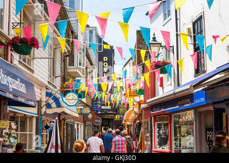 Straßenszene mit bunten Girlanden und Shop anmeldet The Lanes, Brighton, East Sussex, UK Stockfoto