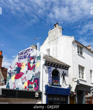 Wandbild Werbung die Brighton Fringe Festival in den Gassen, Brighton, East Sussex, UK an einem sonnigen Sommertag mit blauem Himmel Stockfoto