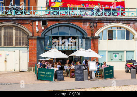 Rätsel & Finnen, eine Strandpromenade Champagner und Austern-Bar in Brighton, East Sussex, Großbritannien an einem sonnigen Tag im Sommer Stockfoto
