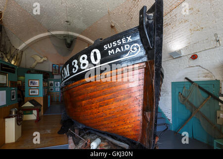 "Sussex Maid", einem traditionellen hölzernen Fischerboot auf dem Display in Brighton Fischereimuseum, Brighton, East Sussex, UK Stockfoto