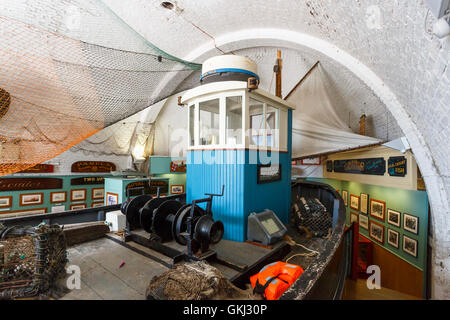 Alten altmodischen Fischerboot auf dem Display als Schauobjekt in Brighton Fischereimuseum, Brighton, East Sussex, UK Stockfoto