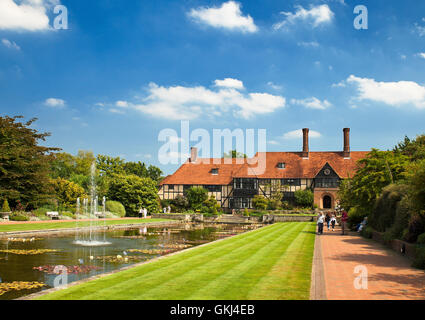 RHS Wisley Kanal und Loggia. Stockfoto