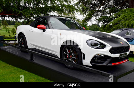 Abarth 124 Spider UK öffentlichen Debüt am Motor Sports Hall Of Fame in RAC Club Epsom. Mit einem Gewicht von etwas mehr Tyhan pro Tonne die kleinen Sportwagen-Gipfel, bei 170bhp im Einklang mit Abarths Pocket Rocket Erbe. Sie nehmen es zurück zur Rallye im Jahr 2017 zu Stockfoto