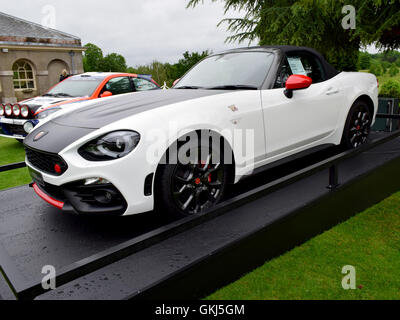 Abarth 124 Spider UK öffentlichen Debüt am Motor Sports Hall Of Fame in RAC Club Epsom. Mit einem Gewicht von etwas mehr Tyhan pro Tonne die kleinen Sportwagen-Gipfel, bei 170bhp im Einklang mit Abarths Pocket Rocket Erbe. Sie nehmen es zurück zur Rallye im Jahr 2017 zu Stockfoto