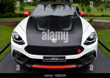 Abarth 124 Spider UK öffentlichen Debüt am Motor Sports Hall Of Fame in RAC Club Epsom. Mit einem Gewicht von etwas mehr Tyhan pro Tonne die kleinen Sportwagen-Gipfel, bei 170bhp im Einklang mit Abarths Pocket Rocket Erbe. Sie nehmen es zurück zur Rallye im Jahr 2017 zu Stockfoto