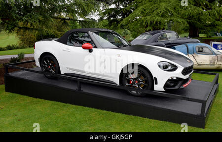 Abarth 124 Spider UK öffentlichen Debüt am Motor Sports Hall Of Fame in RAC Club Epsom. Mit einem Gewicht von etwas mehr Tyhan pro Tonne die kleinen Sportwagen-Gipfel, bei 170bhp im Einklang mit Abarths Pocket Rocket Erbe. Sie nehmen es zurück zur Rallye im Jahr 2017 zu Stockfoto