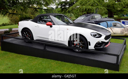 Abarth 124 Spider UK öffentlichen Debüt am Motor Sports Hall Of Fame in RAC Club Epsom. Mit einem Gewicht von etwas mehr Tyhan pro Tonne die kleinen Sportwagen-Gipfel, bei 170bhp im Einklang mit Abarths Pocket Rocket Erbe. Sie nehmen es zurück zur Rallye im Jahr 2017 zu Stockfoto