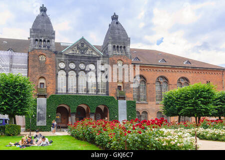 Jugendliche auf dem Rasen im Garten der königlichen Bibliothek Kopenhagen Stockfoto