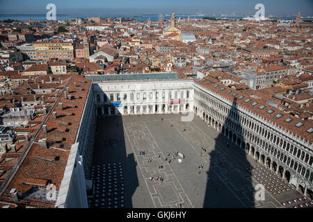 Die Aussicht vom Markusplatz Campanile, der Glockenturm St. Markus Basilika, Venedig, Italien Stockfoto