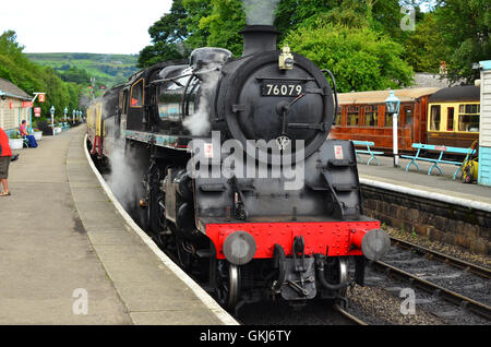 Dampfzug wartet am Grosmont Station North Yorkshire Moors England UK Stockfoto