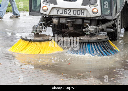 Johnston Kehrmaschinen CX200 kompakte Kehrmaschine im Southport Flower Show, Merseyside, Großbritannien 2016. Stockfoto