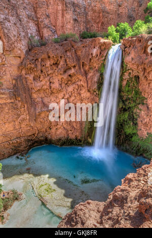 Mooney Fälle stürzt in einen tief blau-grün-Pool umgeben von roten Travertin Klippen auf der Havasupai Reservierung, Grand Canyon. Stockfoto