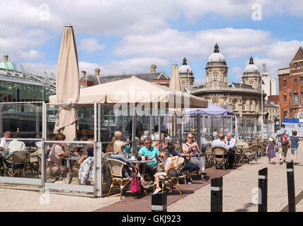 Leute sitzen außerhalb von Leonardo da Vinci-Bistro-Bar, Kingston upon Hull, Yorkshire, England, UK Stockfoto