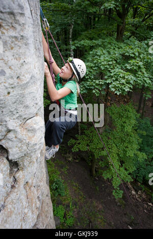Mädchen-Klettern Stockfoto