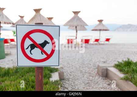 Keinen Eintrag. Zeichen der Ankündigung des Verbots der Hunde am Strand. (Flacher dof) Fokus auf Marke verschwommenen Hintergrund. Stockfoto