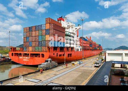 Panamakanal, Panama - 17. März 2014: Ein Frachtschiff in die Miraflores-Schleusen in den Panama-Kanal in Panama Stockfoto