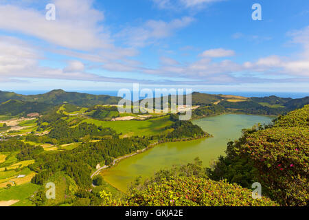 Panoramablick auf Lagoa Das Furnas, einem See im vulkanischen Krater in der Nähe von Furnas Azoren, Portugal. Stockfoto