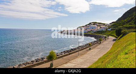 Atlantik Küste und malerische Dorf auf dem Berg Fuß in Azoren, Portugal. Stockfoto