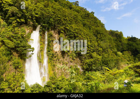 Malerischer Wasserfall in der Nähe von Furnas Azoren, Portugal. Stockfoto