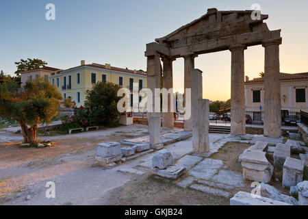 Reste des Tores der Athena Archegetis und römische Agora in Athen, Griechenland. Stockfoto