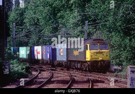 Ein Freightliner Besitz Klasse 57 Diesel Lokomotive Arbeiten ein Freightliner Containerzug bei Gospel Oak im Norden von London. Stockfoto