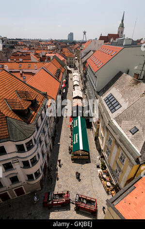 Michalska Ulica (Michalska Straße) mit Open-Air-Restaurants von St. Michael-Tor in der Altstadt von Bratislava, Bratisl gesäumt Stockfoto