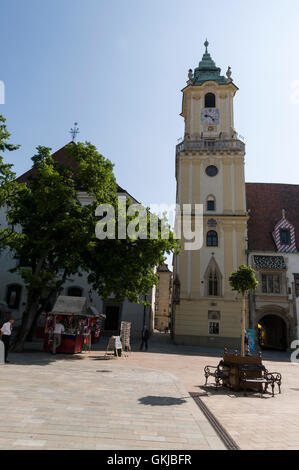Der Turm des alten Rathauses in der Altstadt von Bratislava, heute das Stadtmuseum von Bratislava, auf dem Hlavné námestie (Hlavné-Platz) in Bratislava, Slowakei. Stockfoto