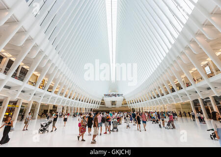 Shopping-Fans und Touristen genießen den Blick ins Innere der Oculus und Geschäfte im Einkaufszentrum Westfield World Trade Center in New York City. Stockfoto