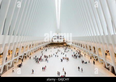 Shopping-Fans und Touristen genießen den Blick ins Innere der Oculus und Geschäfte im Einkaufszentrum Westfield World Trade Center in New York City. Stockfoto