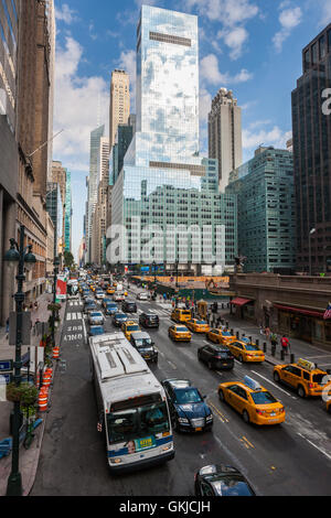 Ein Blick auf Verkehr auf der 42nd Street in Midtown Manhattan in New York City. Stockfoto