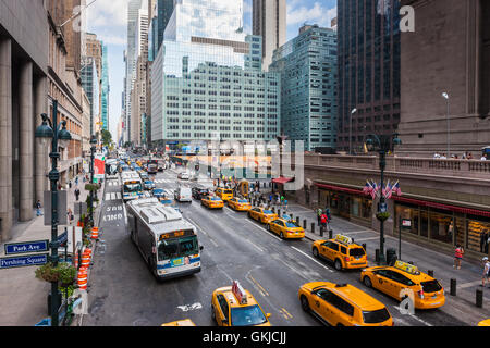 Ein Blick auf Verkehr auf der 42nd Street in Midtown Manhattan in New York City. Stockfoto