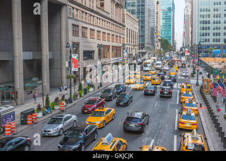 Ein Blick auf Verkehr auf der 42nd Street in Midtown Manhattan in New York City. Stockfoto