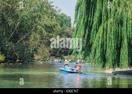 Bootstouren auf dem Lake London im Sommer, Blick auf eine Familie, die einen Nachmittag auf dem See im Regent's Park, London, Großbritannien, genießt. Stockfoto