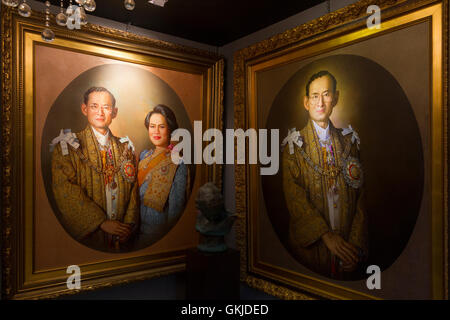 Gemälde mit der Darstellung der der thailändische König Bhumibol Adulyadej (Rama IX) und Königin Sirikit sind auf Verkauf in Bangkok. Stockfoto