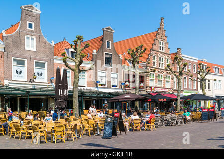 Menschen, die Urlaub auf Outdoor-Straßencafés auf dem Botermarkt Platz in alte Stadt von Haarlem, Holland, Niederlande Stockfoto