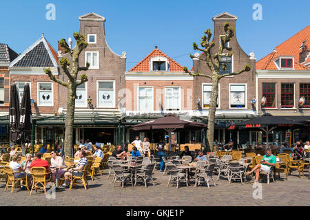 Menschen, die Urlaub auf Outdoor-Straßencafés auf dem Botermarkt Platz in alte Stadt von Haarlem, Holland, Niederlande Stockfoto