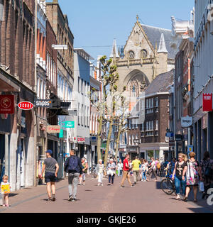 Menschen zu Fuß einkaufen Straße Grote Houtstraat in der Innenstadt von Haarlem, Holland, Niederlande Stockfoto