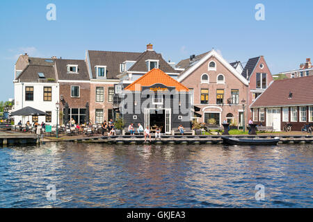 Menschen genießen und entspannen auf Waterfront Café neben Spaarne Fluss in Haarlem, Niederlande Stockfoto