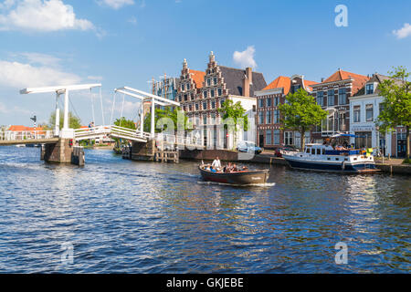 Spaarne Fluss mit Menschen am Kanal Touristenboot und Gravestenen Zugbrücke, Haarlem, Holland, Niederlande Stockfoto