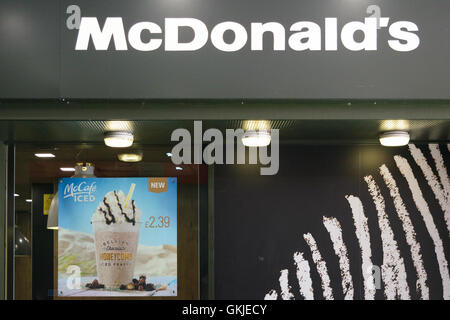 Exeter, Großbritannien - 18. August 2016: Blick nach draußen McDonald in Exeter. Stockfoto