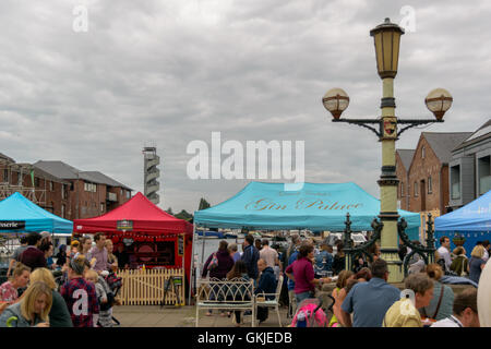 Exeter, Devon, Großbritannien - 18. August 2016: Menschen Essen und trinken am Exeter Street Food Night auf der Piazza. Stockfoto