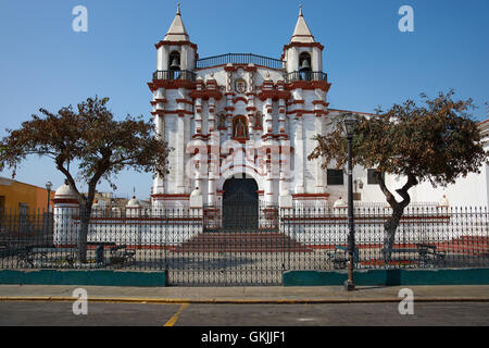 Historische Kirche und Kloster El Carmen in der spanischen Kolonialzeit Stadt Trujillo in Peru. Stockfoto