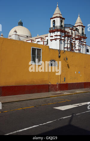 Bunt bemalten Wänden und historische Kirche und Kloster El Carmen in der spanischen Kolonialzeit Stadt Trujillo in Peru. Stockfoto