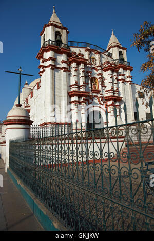 Historische Kirche und Kloster El Carmen in der spanischen Kolonialzeit Stadt Trujillo in Peru. Stockfoto