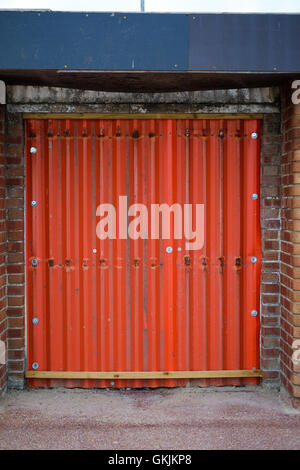 Garage-Front mit roten Blechplatten gesichert Stockfoto