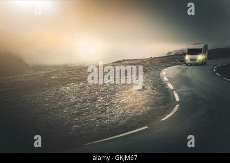 Camper Straße Abenteuer. Urlaub in das Wohnmobil. Klasse B RV an der Bergstrasse Wicklung. Stockfoto