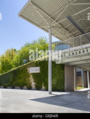 SAN BRUNO, Kalifornien - 30. Juli 2016: Außenansicht mit Schild am Youtube-Hauptsitz in San Bruno, Kalifornien. Stockfoto