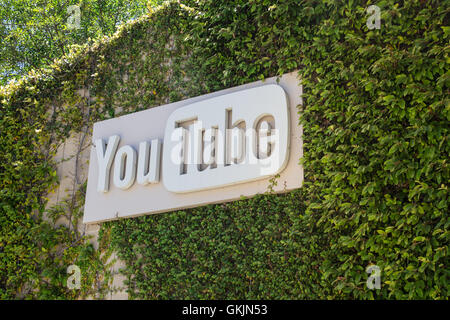 SAN BRUNO, Kalifornien - 30. Juli 2016: Außenansicht mit Schild am Youtube-Hauptsitz in San Bruno, Kalifornien. Stockfoto